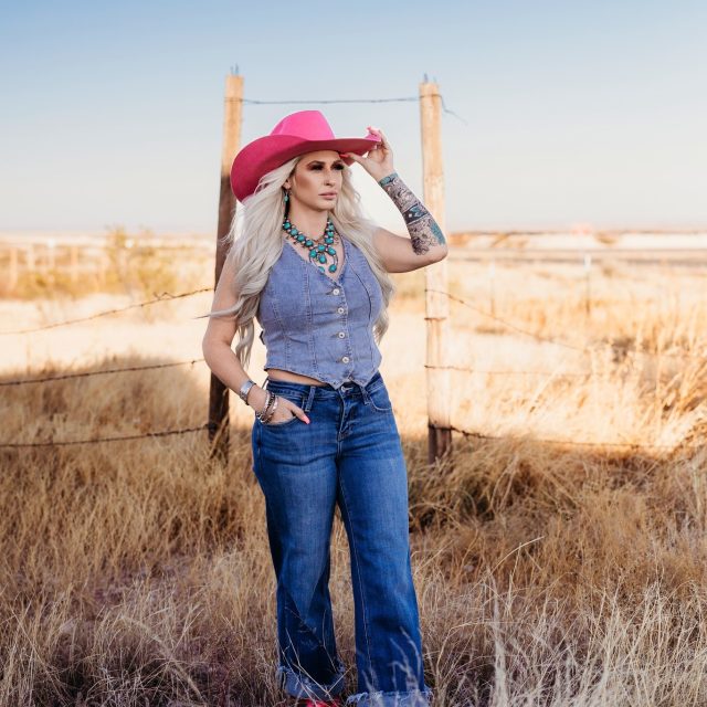 “𝑺𝒉𝒆 𝒏𝒆𝒆𝒅𝒔 𝒘𝒊𝒅𝒆 𝒐𝒑𝒆𝒏 𝒔𝒑𝒂𝒄𝒆𝒔…”

@k_hurleyyy from @ktcoffeeco  isn’t just serving up caffeine—she’s out here serving straight model energy.
The wind was absolutely unhinged, but instead of fighting it, she owned every second of it. Hair-whip chaos, a wide-open New Mexico backdrop, and a whole lot of Dixie Chicks spirit? Truly unbeatable.

There’s just something about the desert, a little 90’s country nostalgia, and a woman who knows how to shine in front of the camera.
Wide skies. Wild wind. Pure magic.

And yes… I’ll 100% be blaring The Chicks while editing this gallery. ✨🤠

#HannahNicholePhotography #NewMexicoPhotography #NMPhotographer #SouthwestPhotographer #DesertPhotography #BrandSession #SmallBusinessPhotos  #KTsCoffeeCo #WindySession #PhotographyInspo #LifestylePhotographer #WesternVibes #90sCountry #TheChicks #WideOpenSpaces #NewMexicoDesert #PhotographyMagic #GoldenHourVibes #WomenInBusiness #WestTexas #SENM #SouthEastNewMexiso