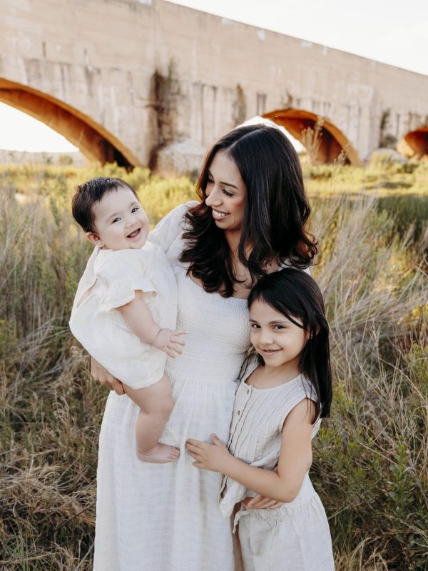 Mom with two daughters in Carlsbad, NM