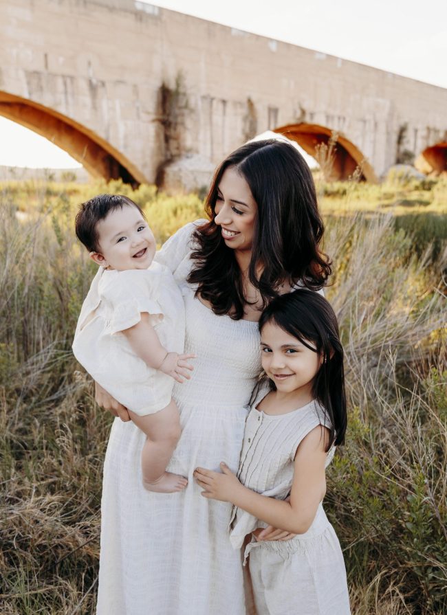 Mom with two daughters in Carlsbad, NM